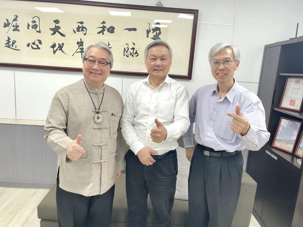 亞洲名嘴 張錦貴來訪 院長 合影見證 亞洲名嘴 張錦貴來訪 院長 合影見證