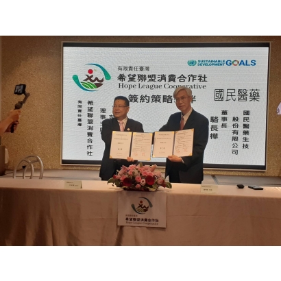 James龔 主任秘書 代表 駱院長與希望聯盟消費合作社 范主席 簽約見證