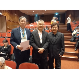 駱院長與 貴賓合影見證